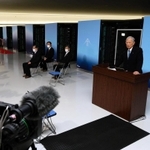 スーパーコンピューター「富岳」の前で本格運用を宣言する理化学研究所の松本紘理事長ら＝９日午前、神戸市中央区港島南町７（撮影・長嶺麻子）