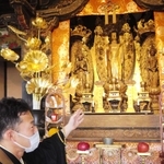 浄運寺の本尊として安置されている阿弥陀如来像（中央）＝たつの市御津町室津