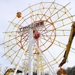 巨大重機で次々と撤去されていく手柄山遊園の観覧車＝９日午前、姫路市西延末