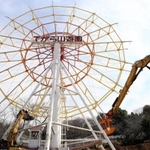 巨大重機で次々と撤去されていく手柄山遊園の観覧車＝９日午前、姫路市西延末