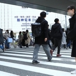 緊急事態宣言が解除されて最初の休日を迎えた神戸市中心部。前週と比べて、人出が減っていたことが分かった＝６日午後、神戸市中央区