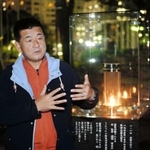 神戸・東遊園地のガス灯「１・１７希望の灯（あか）り」を訪れた長沼俊幸さん＝２０１４年１１月、神戸市中央区加納町６