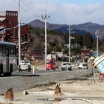 宮城県気仙沼市の鹿折地区を走る元明石市営バス＝２０１１年１２月２６日（撮影・中島摩子）