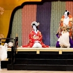 「川連法眼館」より。（左から）佐藤忠信・実は源九郎狐役の尾上右近、静御前役の中村壱太郎、義経役の中村橋之助（（Ｃ）松竹）