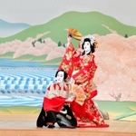 「吉野山」より。（左から）佐藤忠信・実は源九郎狐役の尾上右近、静御前役の中村壱太郎（（Ｃ）松竹）