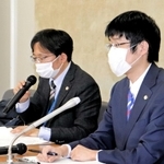 会見で労災認定について説明する代理人弁護士ら＝東京都内