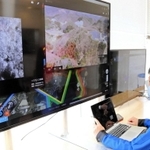 レベル３飛行のドローンによる鳥獣害調査を、屋内のモニターで確認するドローン業者＝兵庫県上郡町光都２