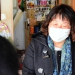 自主避難者宅で話に耳を傾ける澤田和恵さん＝神戸市内