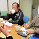 「イロイロ」の定期会合に参加する牧秀一さん（中央）＝大阪府茨木市