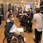 車いすでじっくりと品定めする来店者＝１３日午前、神戸市垂水区小束山手２（撮影・長嶺麻子）