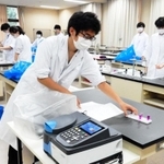 特殊な機械を使ってＮｏｘ（窒素酸化物）濃度を測定する生徒たち＝２０２０年７月、神戸市灘区城の下通１、県立神戸高校（同校提供）