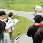 前川直哉さんが福島大学の授業「むらの大学」で取り組む被災地フィールドワーク＝福島県南相馬市（前川直哉さん提供）