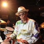 大阪市内のライブハウスに出演した村上“ポンタ”秀一さん＝２００９年８月