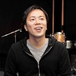 母校で受賞作のアルバムを手に喜びを語る小川慶太さん＝２０１７年３月、神戸市灘区篠原南町５、甲陽音楽学院