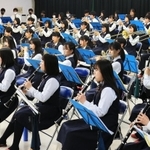 応援曲の録音に臨む尼崎市立尼崎高校吹奏楽部の生徒＝１５日午後、尼崎市上ノ島町１（撮影・斎藤雅志）