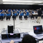 応援曲の録音に臨む尼崎市立尼崎高校吹奏楽部の生徒＝１５日午後、尼崎市上ノ島町１（撮影・斎藤雅志）