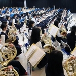 応援曲の録音に臨む尼崎市立尼崎高校吹奏楽部の生徒＝１５日午後、尼崎市上ノ島町１（撮影・斎藤雅志）