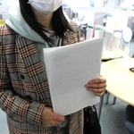 卒業間近の３月に入っても就職先が決まらず、ハローワークで求人票を受け取った女子学生＝神戸市中央区東川崎町１