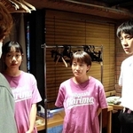 上演を前に演出した奥村徹也さん（左端）の話を聞く大西史華さん（左から３人目）ら出演者