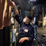 「客足が少ない」と、閉店時間を待たずにのれんを下ろすふぐ料理店主。一方で営業を続ける居酒屋もある＝１１日夜、伊丹市中央１（撮影・斎藤雅志）