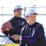 松本直樹副部長（右手前）を後進として育てる、東播磨の福村順一監督＝兵庫県稲美町中一色（撮影・吉田敦史）