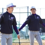 松本直樹副部長（左）を後進として育てる、東播磨の福村順一監督＝兵庫県稲美町中一色（撮影・吉田敦史）