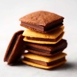 ＜クッキー＋チョコ＋酒粕＞　ショコラサンド（ビター、ミルク）＝５個１８３６円