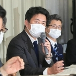 尼崎市立尼崎高校のいじめ問題について説明する松本真教育長（右から３人目）ら＝１７日午後、尼崎市役所（撮影・斎藤雅志）