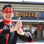 落語を解説する忍者「ラクゴニンジャ」の装いをした桂福丸さん。口癖は「落語があれば、だいじょうぶ！」＝大阪市北区、天満天神繁昌亭（撮影・坂井萌香）