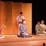 「子どもと楽しむ落語会」で解説をする桂吉弥さん（中央）ら＝２０１９年３月、ピッコロシアター（同シアター提供）