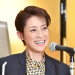 晴れやかな表情で会見にのぞんだ轟悠＝大阪市北区
