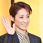 晴れやかな表情で会見にのぞんだ轟悠＝大阪市北区