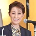 晴れやかな表情で会見にのぞんだ轟悠＝大阪市北区