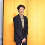 晴れやかな表情で会見にのぞんだ轟悠＝大阪市北区