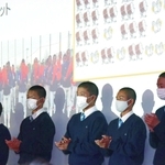応援練習で手拍子の見本を見せる、神戸国際大付属高校の硬式野球部員たち＝神戸市垂水区学が丘５、神戸国際大付属高校
