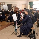 アルプススタンドに流す応援曲を収録した東播磨の吹奏楽部員たち＝兵庫県稲美町
