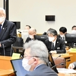 兵庫県の新型コロナウイルス感染症対策本部会議で発言する井戸敏三知事＝18日午後、神戸市中央区、県災害対策センター