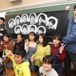 ２４日の卒業を前に、６年生９人に似顔絵を贈った画家の藤井知秋さん（右端）＝神戸市西区押部谷町高和、市立高和小学校