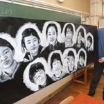 ２４日の卒業を前に、６年生９人に似顔絵を贈った画家の藤井知秋さん＝神戸市西区押部谷町高和、市立高和小学校