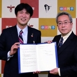 協定書を手にする吉田智誉樹社長（右）と片山象三市長＝西脇市役所