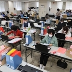 時短要請協力金の申請書類を審査する事務局のスタッフ＝２２日午前、神戸市中央区（撮影・大森　武）