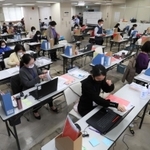 時短要請協力金の申請書類を審査する事務局のスタッフ＝２２日午前、神戸市中央区（撮影・大森　武）