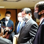 取材に応じる兵庫県議会・自民党の石川憲幸議員（右から２人目）ら＝２２日夕、兵庫県庁