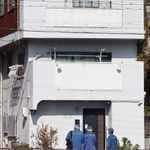 尼崎市が買いとる方針を示した暴力団関係者の住宅。１１月の発砲事件では壁やドアに銃弾が撃ち込まれた＝２０２０年１１月１８日、尼崎市南武庫之荘５