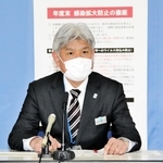 兵庫県内の新型コロナウイルス感染者数を発表する県感染症対策課の西下重樹課長＝２３日午後、兵庫県庁