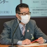 大阪市役所で記者団の取材に応じる日本維新の会代表の松井一郎市長＝２３日午前