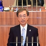 兵庫県議会本会議で立候補の意向を表明する金沢和夫副知事＝２４日午前１１時４０分、県議会本会議場（撮影・秋山亮太）
