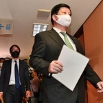 藤本百男幹事長に退団届を提出した兵庫県議会・自民党の石川憲幸議員（右）ら＝２４日午後、神戸市中央区（撮影・秋山亮太）