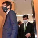 藤本百男幹事長に退団届を提出した兵庫県議会・自民党の石川憲幸議員（右）ら＝２４日午後、神戸市中央区（撮影・秋山亮太）