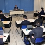 兵庫県知事選への立候補を表明した金沢和夫副知事の会見＝２４日午後、神戸市中央区、兵庫県庁（撮影・秋山亮太）